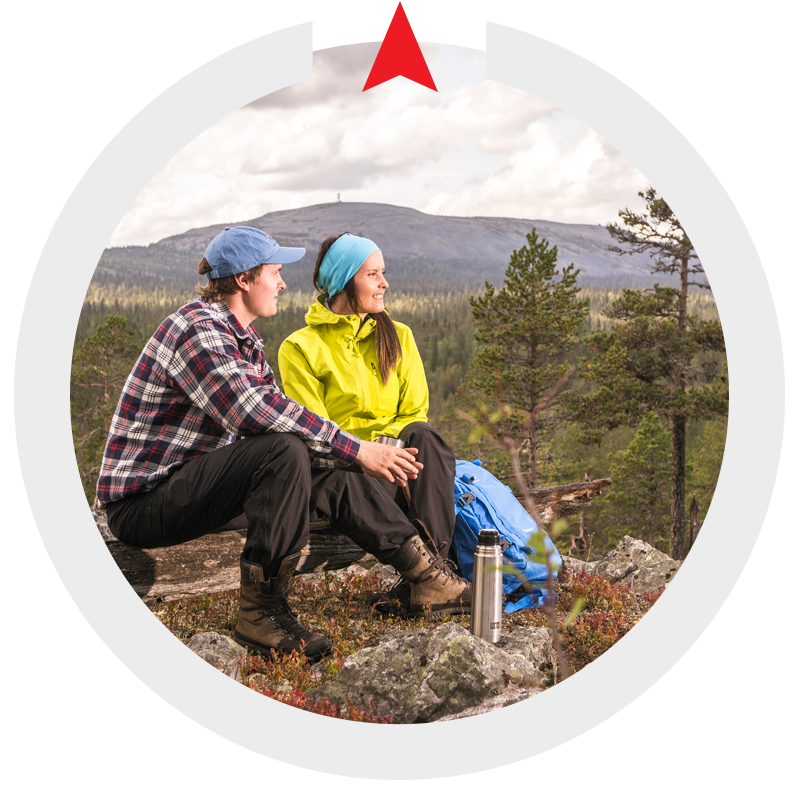 kesä_aktiviteetit (1) Kaksi retkeilijää taukoilemassa tunturimaisemissa